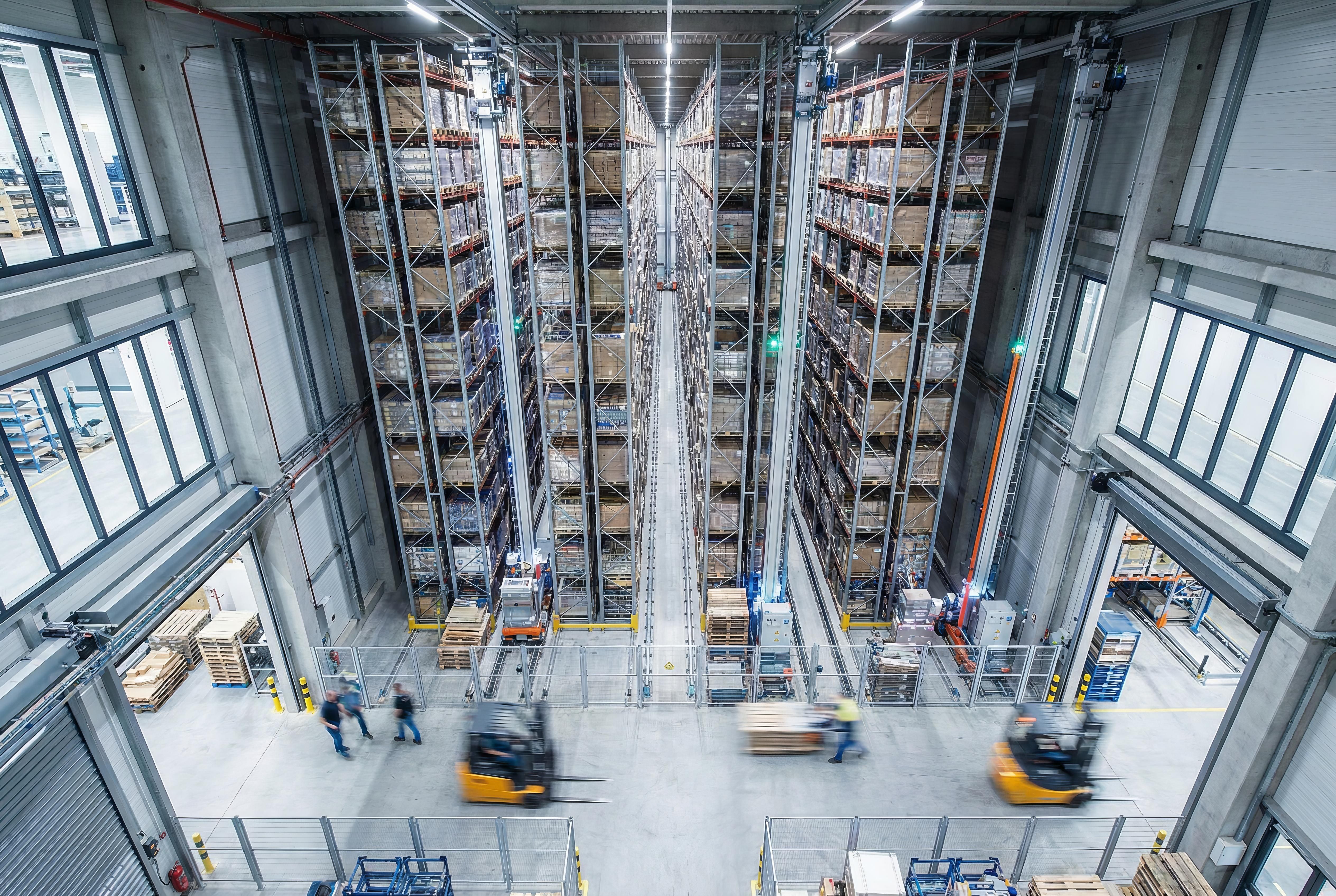 Goods-to-person system in a warehouse