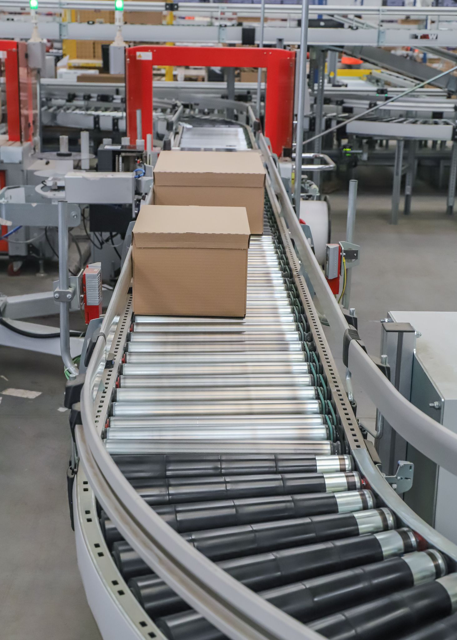 Automated conveyer belt with boxes moving across it