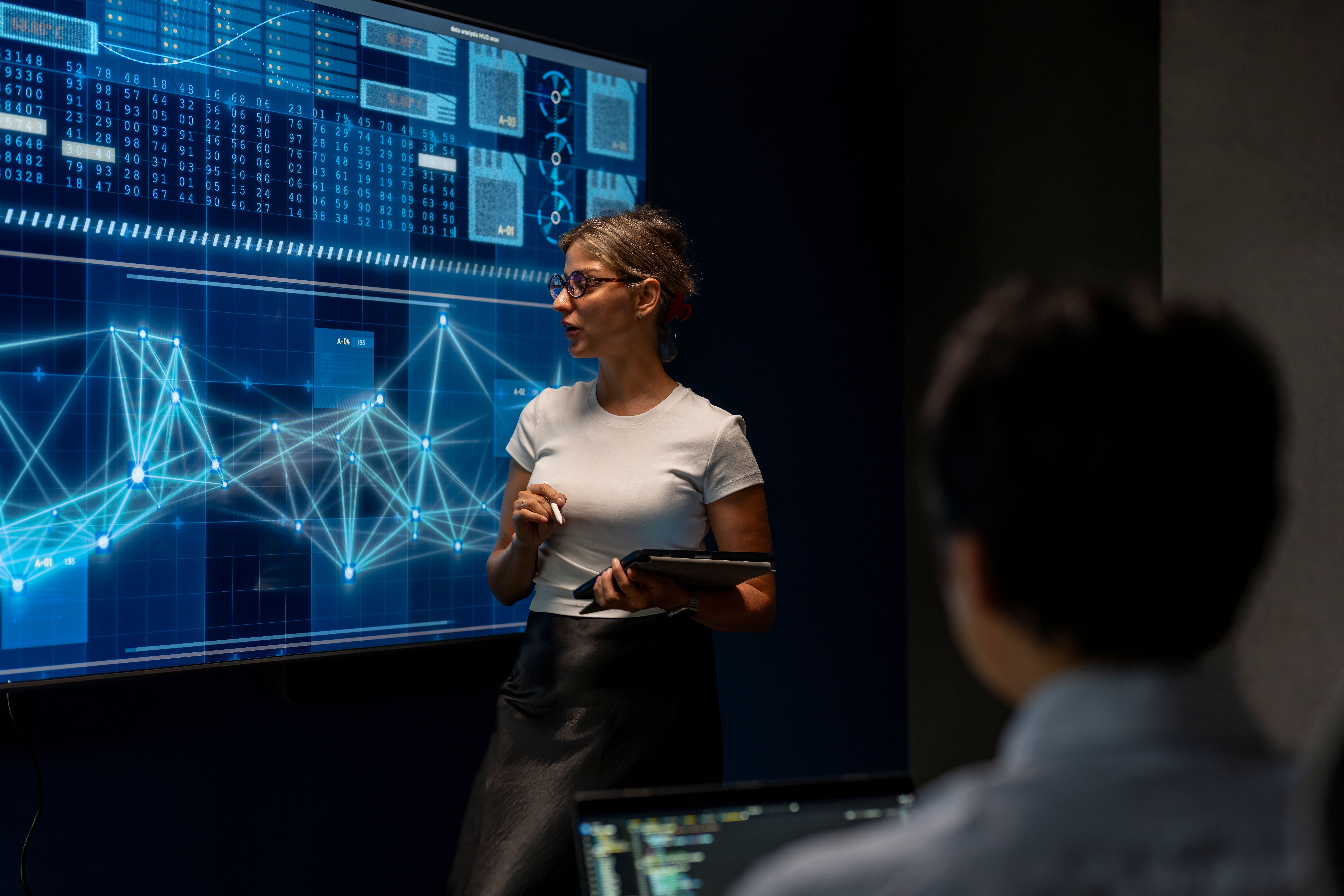 Weibliche IT-Fachkraft, die in einem modernen Büro arbeitet